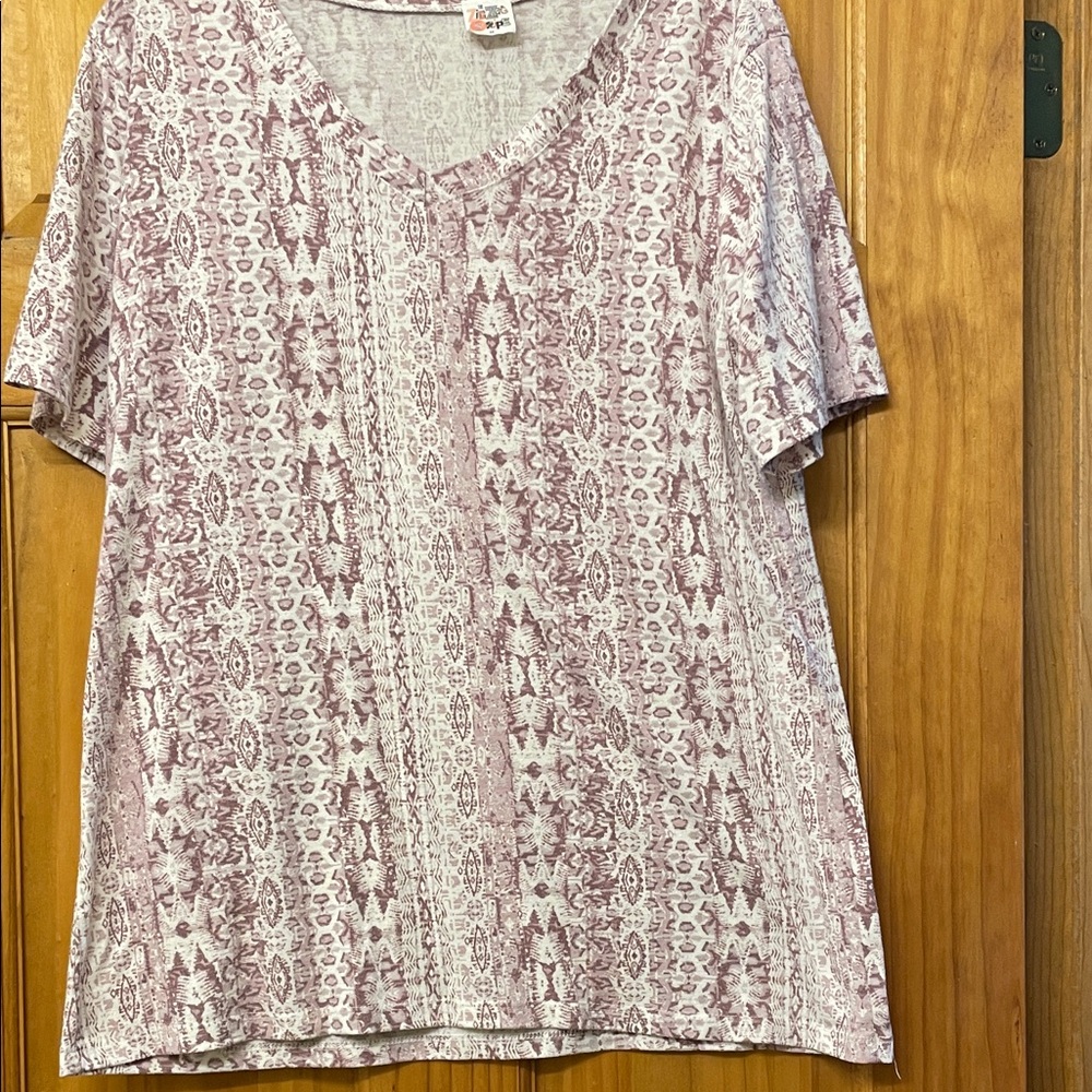 Elegant Mauve Patterned V-Neck Tee
